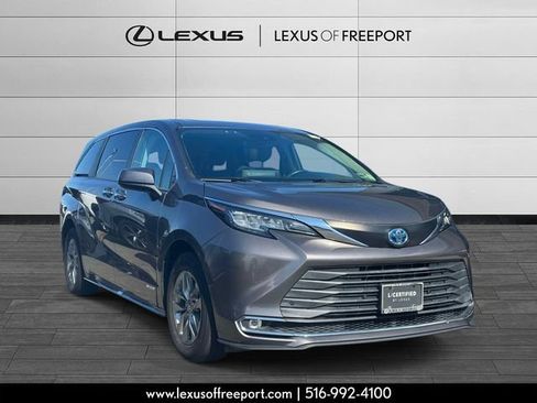 Used 2021 Toyota Sienna XLE FWD image 1