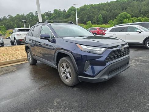 Used 2022 Toyota RAV4 XLE w/ Convenience Package FWD image 3