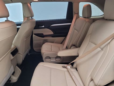 Used 2019 Toyota Highlander XLE image 18