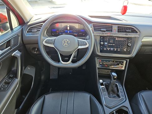 Certified 2023 Volkswagen Tiguan SE w/ Panoramic Sunroof Package image 7