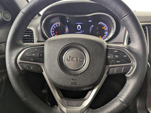 Used 2018 Jeep Grand Cherokee Altitude RWD image 16