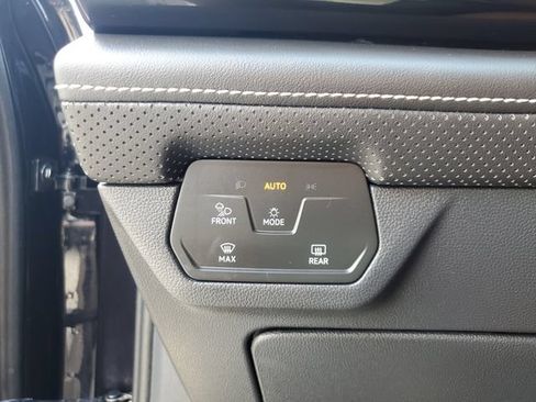 Used 2024 Volkswagen Atlas Cross Sport SE FWD image 34