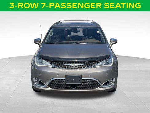 Used 2017 Chrysler Pacifica Limited image 3
