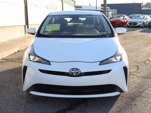 Used 2022 Toyota Prius LE image 2