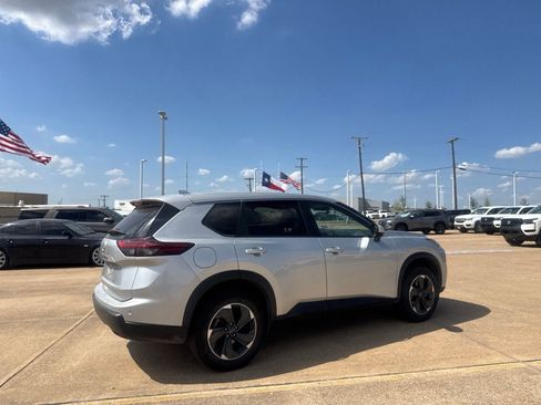 Used 2025 Nissan Rogue SV FWD image 22