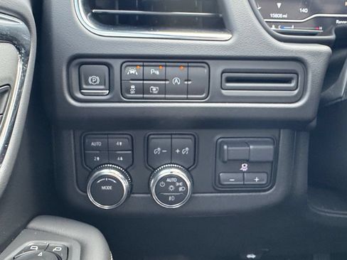Used 2023 GMC Yukon SLT w/ SLT Premium Package AWD/4WD image 16