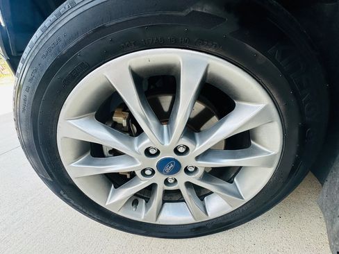 Used 2017 Ford Fusion SE FWD image 25