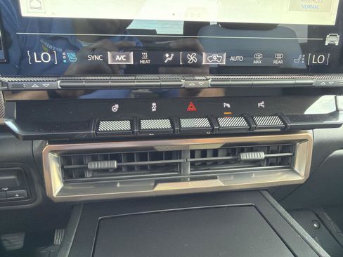 Used 2025 GMC Hummer EV 3X AWD/4WD image 35