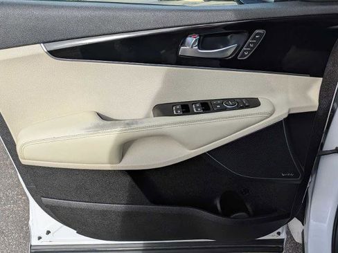 Used 2018 Kia Sorento SX image 17