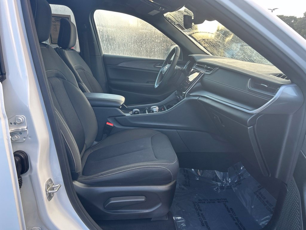 Used 2024 Jeep Grand Cherokee Laredo X w/ Luxury Tech Group I AWD/4WD image 24