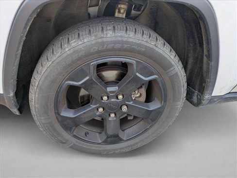 Used 2019 Jeep Grand Cherokee Laredo AWD/4WD image 10
