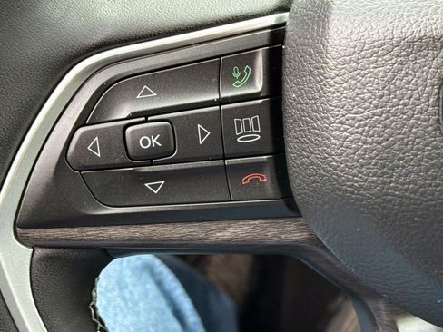 Used 2024 Jeep Grand Cherokee Limited w/ Black Appearance Package image 24