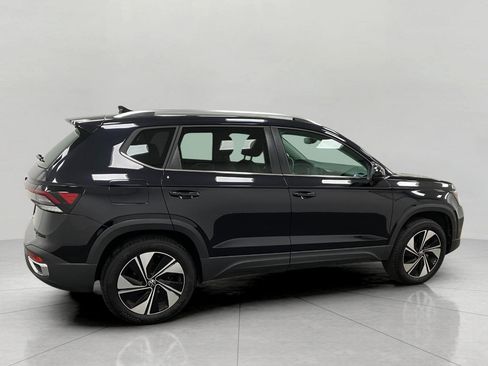 Used 2025 Volkswagen Taos SE AWD/4WD image 3