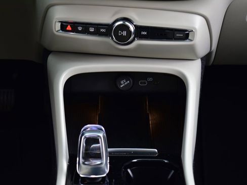 Used 2023 Volvo XC40 B5 Plus AWD/4WD image 31