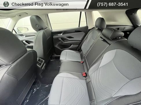 New 2025 Volkswagen Tiguan SE image 3