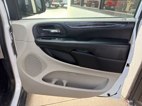 Used 2015 Dodge Grand Caravan American Value Package FWD image 4