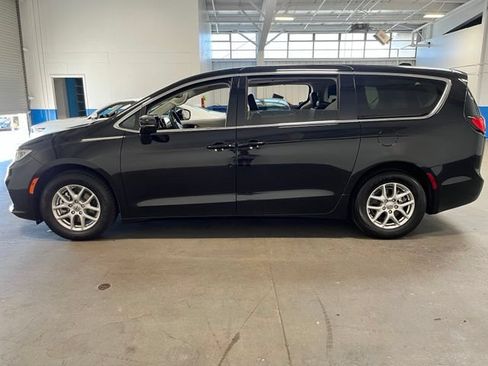 Used 2024 Chrysler Pacifica Touring-L FWD image 6