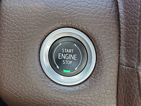 Used 2022 GMC Yukon XL Denali w/ Denali Premium Package image 7