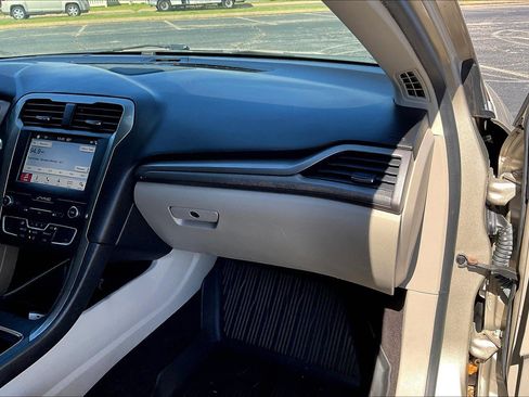 Used 2019 Ford Fusion SE image 18