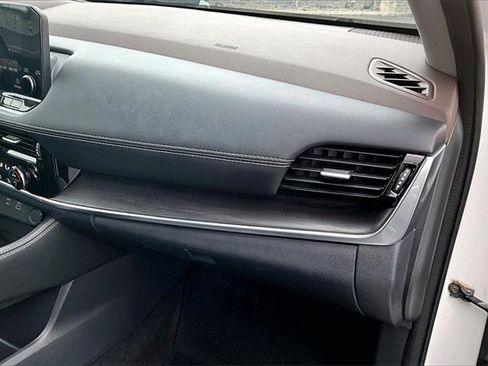 Used 2021 Nissan Rogue SL w/ Premium Package image 16