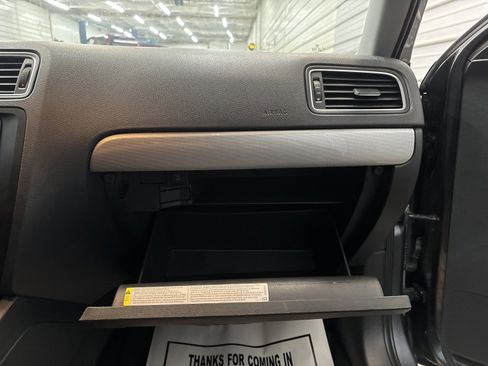 Used 2017 Volkswagen Jetta SE image 32