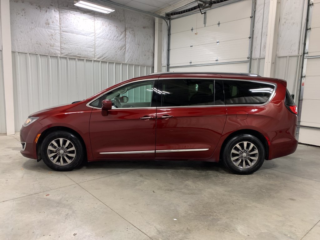 Used 2019 Chrysler Pacifica Touring-L Plus FWD image 3