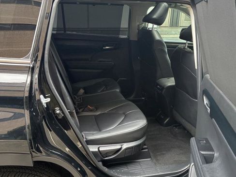 Used 2023 Toyota Highlander XLE image 7