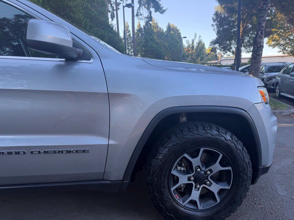 Used 2017 Jeep Grand Cherokee Laredo AWD/4WD image 3