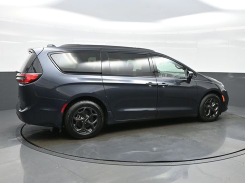 Used 2021 Chrysler Pacifica Touring w/ Uconnect Theater Family Group image 6
