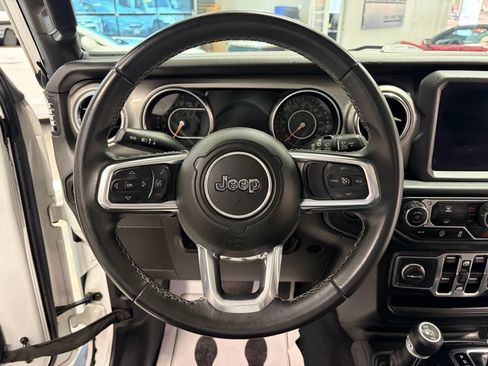 Used 2018 Jeep Wrangler Unlimited Sahara w/ Uconnect 4C Nav & Sound Group AWD/4WD image 9