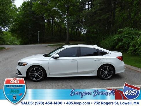 Used 2024 Honda Civic Touring image 2