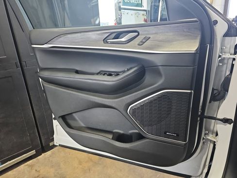 Used 2023 Jeep Grand Cherokee Limited w/ Black Appearance Package image 26