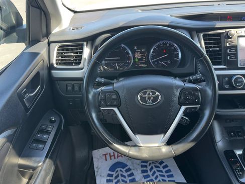 Used 2019 Toyota Highlander SE w/ Nightshade Edition AWD/4WD image 13