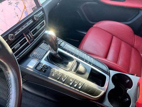 Used 2021 Porsche Macan Turbo image 20