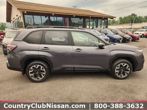 Used 2025 Subaru Forester Premium AWD/4WD image 9
