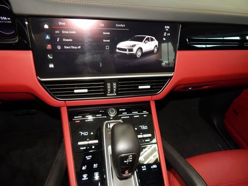 Used 2023 Porsche Cayenne Platinum Edition w/ Towing Package w/o Tow Ball image 26