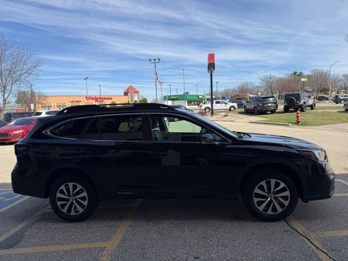 Used 2022 Subaru Outback Premium image 4