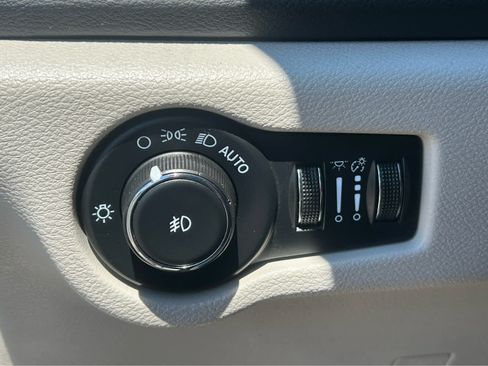 Used 2023 Chrysler Pacifica Touring-L FWD image 27