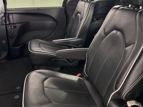 Used 2025 Chrysler Pacifica Limited FWD image 18