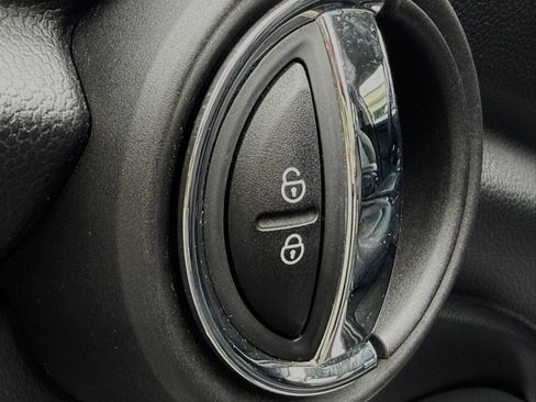 Used 2018 MINI Cooper 4-Door Hardtop FWD image 39