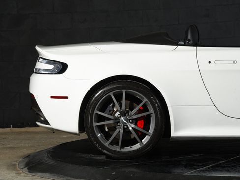 Used 2015 Aston Martin V8 Vantage GT RWD image 32