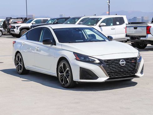 Used 2023 Nissan Altima 2.5 SR FWD image 3