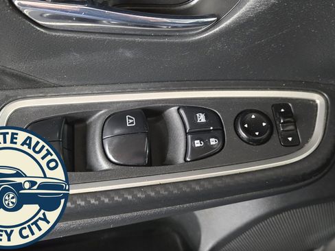 Used 2020 Nissan Versa SR image 18