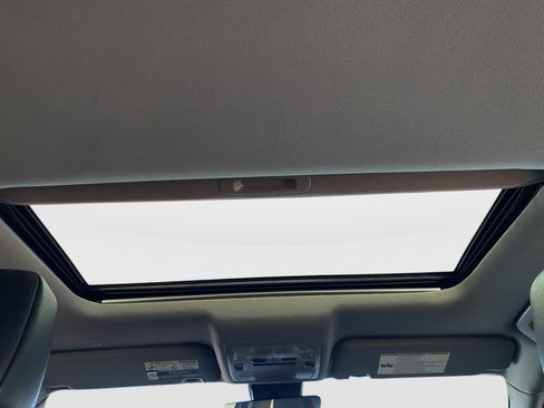 Used 2019 Toyota Highlander XLE AWD/4WD image 14