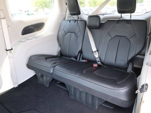 Used 2023 Chrysler Pacifica Touring-L FWD image 17