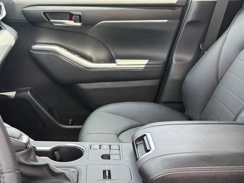 Used 2025 Toyota Highlander XLE FWD image 13