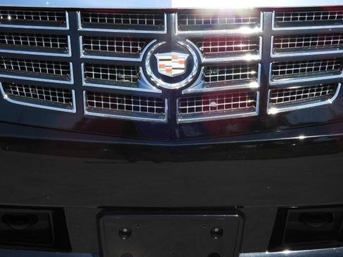 Used 2013 Cadillac Escalade Luxury RWD image 30