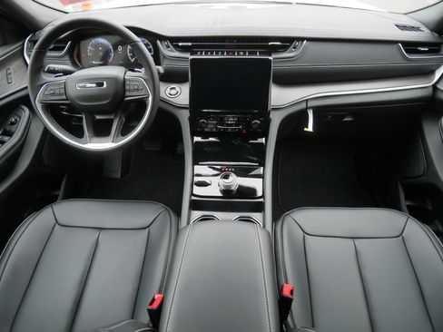 New 2025 Jeep Grand Cherokee Limited image 7