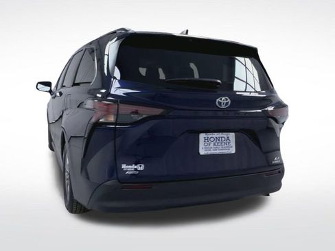 Used 2024 Toyota Sienna XLE w/ XLE Plus Package AWD/4WD image 8