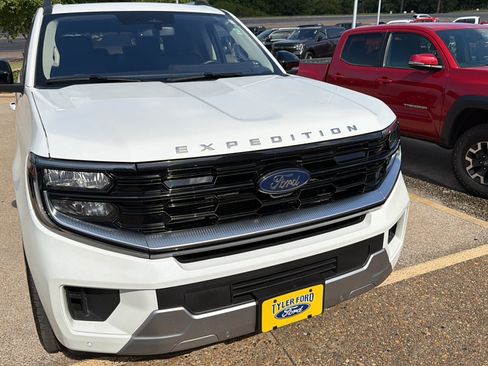 Used 2025 Ford Expedition Platinum w/ Driver's Package AWD/4WD image 3